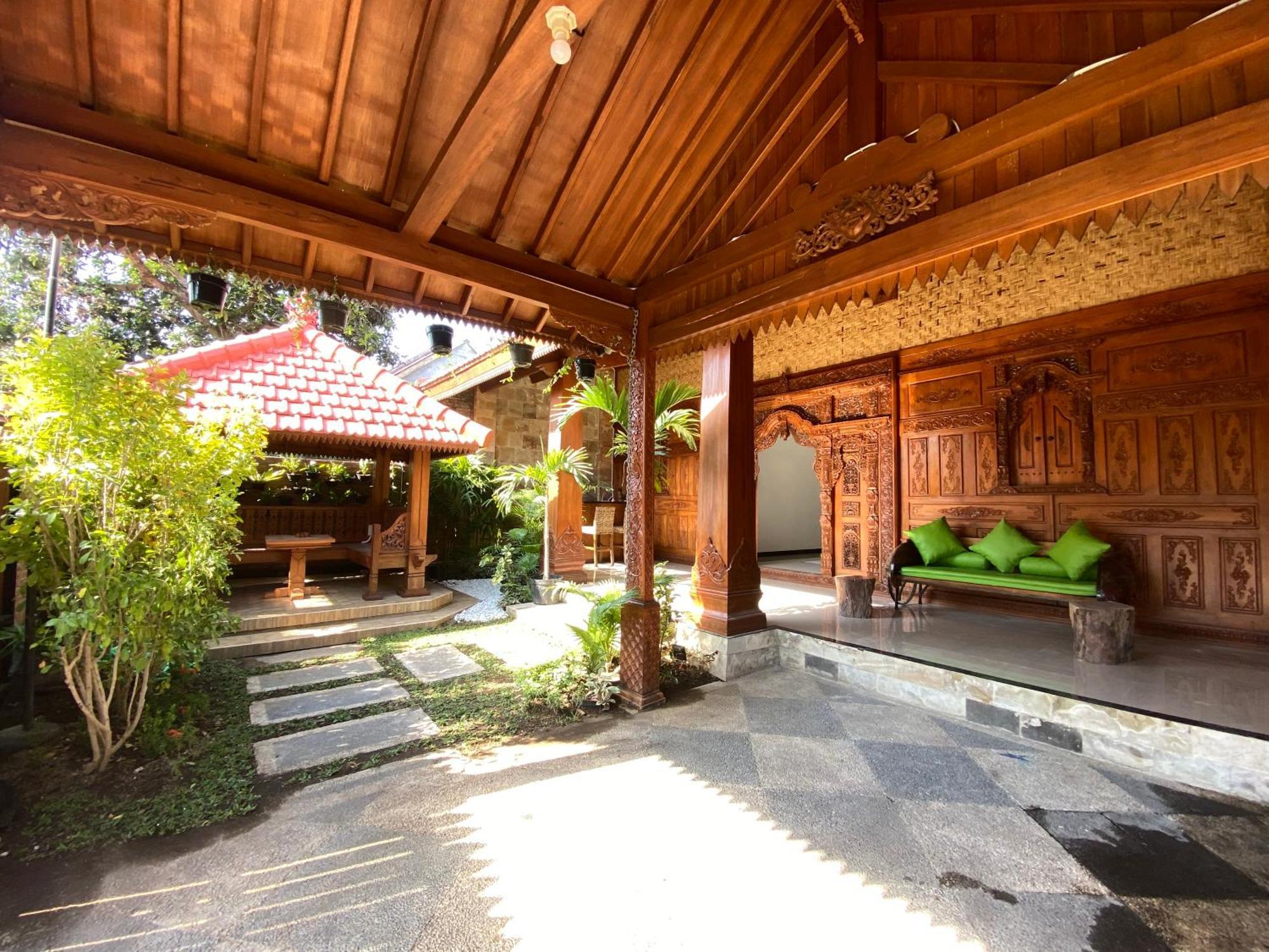 Revive By Snooze Hostel Banyuwangi  Exterior foto