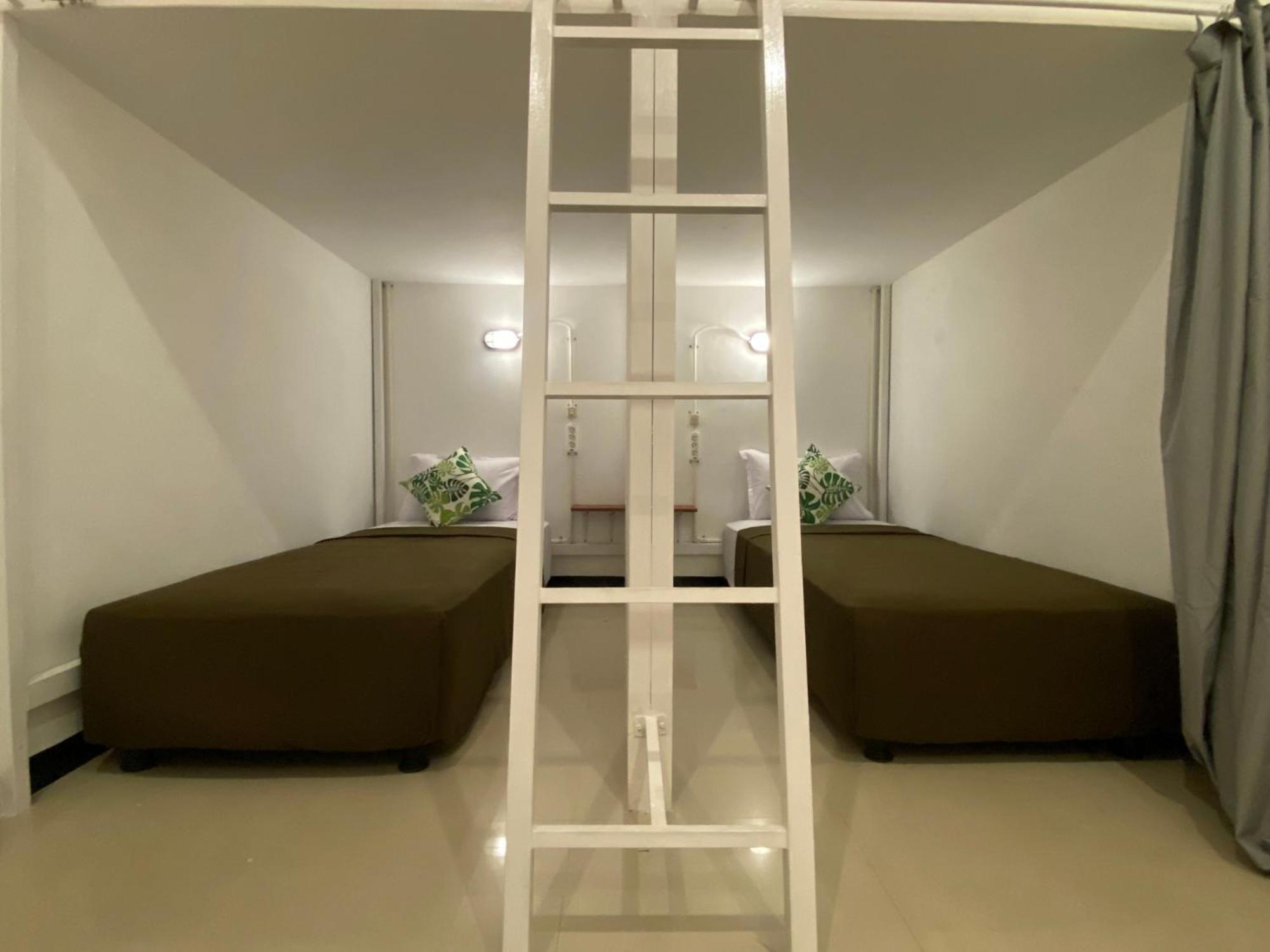 Revive By Snooze Hostel Banyuwangi  Exterior foto