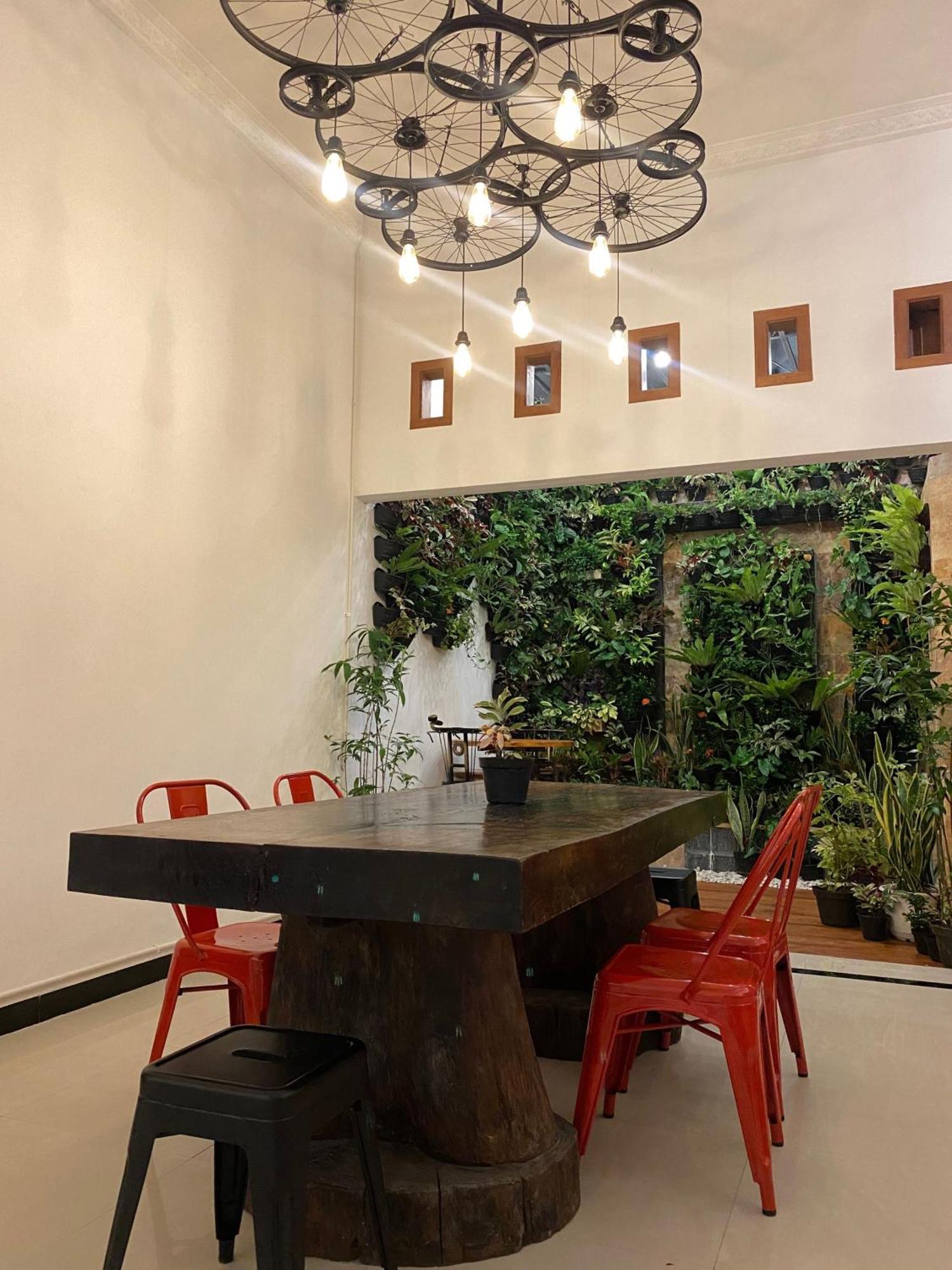 Revive By Snooze Hostel Banyuwangi  Exterior foto